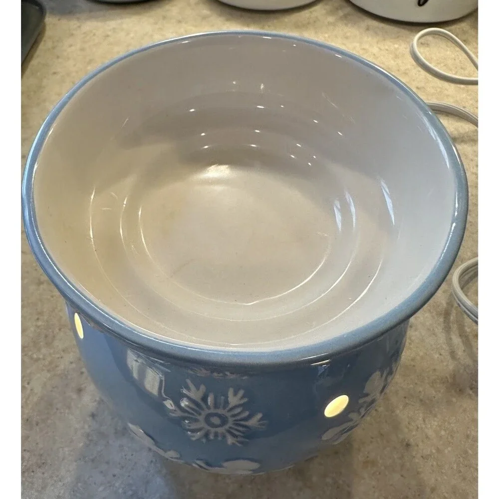 SCENTSY Snowflake Blue  Full Size Wax Warmer Holiday Collection